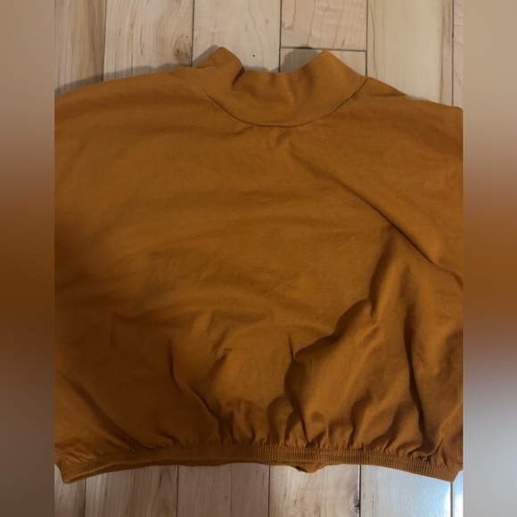 ALO YOGA KICK IT CROP TEE - Picture 2 of 5